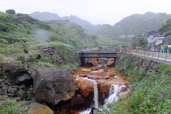 1 day North Coast Yehliu Jiufen and Shifen Private Tour - Guide quality and the value of a private vehicle