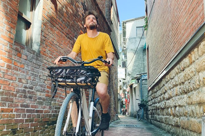 4-Hour Morning Cycling City Tour (incl. breakfast) - The old city gate and Chiang Kai-shek Memorial Hall