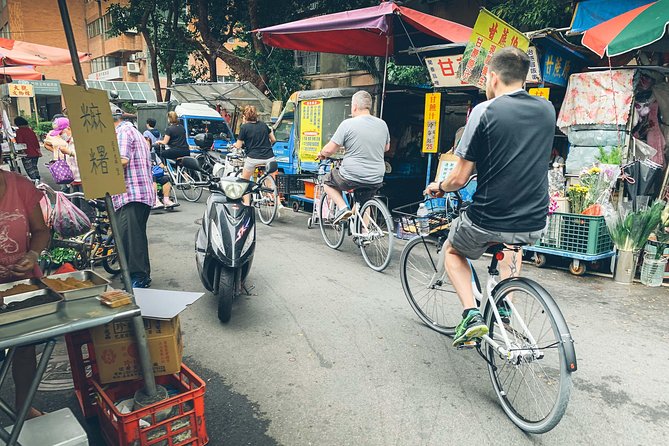 4-Hour Morning Cycling City Tour (incl. breakfast) - Presidential Office Building and Longshan Temple