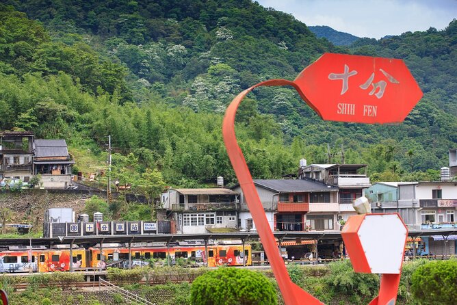 7-Hour Jiufen Night View, Shifen Waterfall & Raohe Market Tour - How much guidance should you expect?