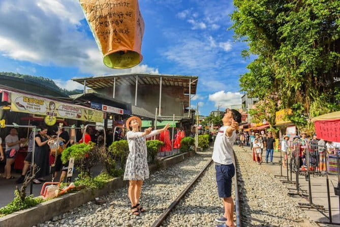 7-Hour Join tour - Jiufen Village & Shifen Town - Shifen Old Street and its railway character