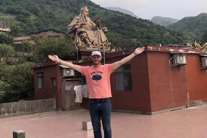 Charlie's Chartered-Private Tour Guide - Yehliu Geopark and Taiwan’s north coast