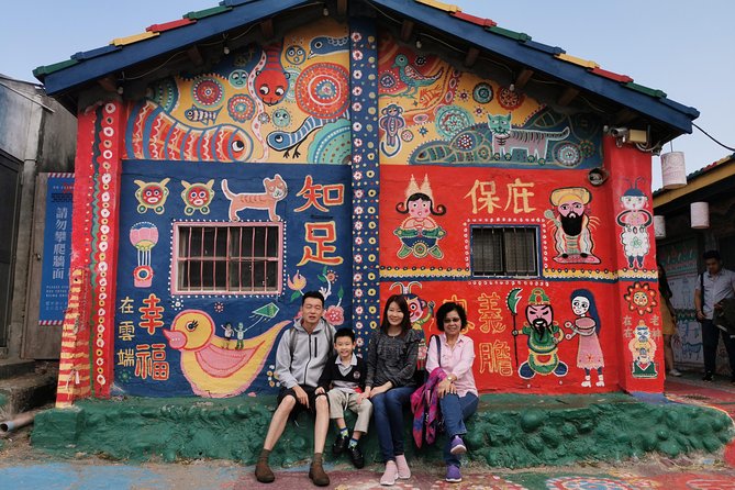 Charlie's Chartered-Private Tour Guide - Taipei 101, museums, and city landmarks