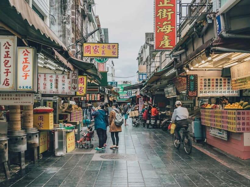 From Taipei: Best of Taiwan 9-Day Trip with Accommodation - Day 2: Sun Moon Lake’s temples and mountain views