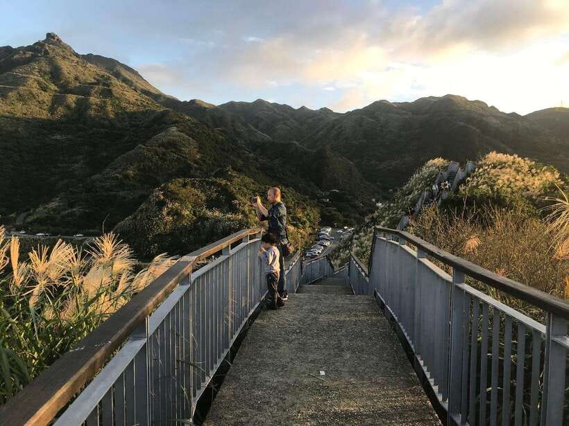From Taipei: Old Gold Rush Town Jiufen Guided Night Tour - Guides, transport, and the eight-hour pace