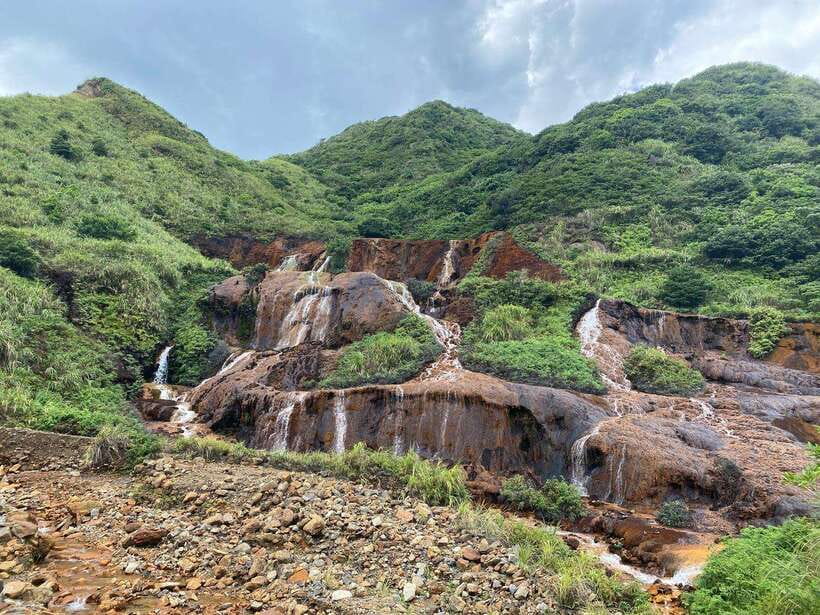 From Taipei: Old Gold Rush Town Jiufen Guided Night Tour - The Golden Waterfall and the strange colors of old mining country