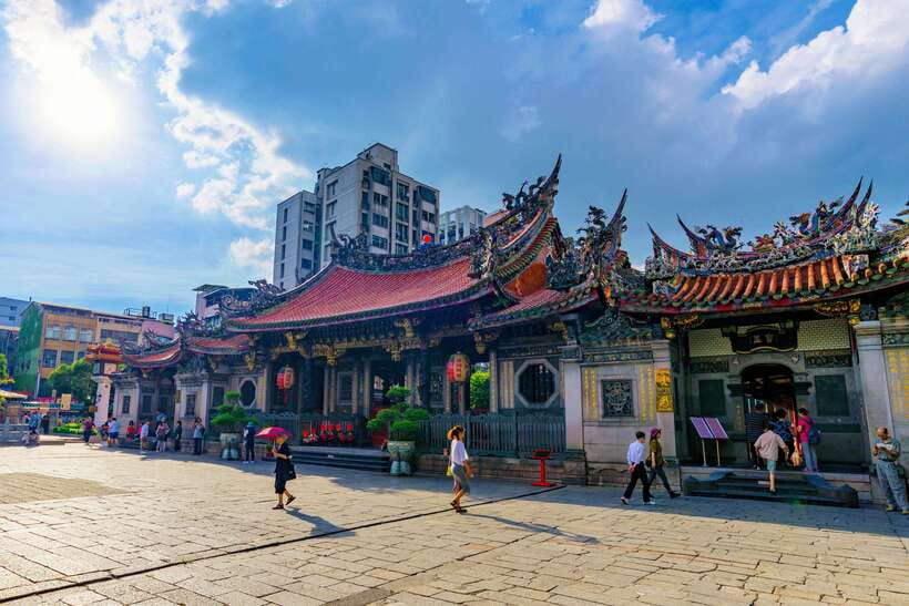 From Taipei: Private Classic Taipei Timeless Treasures Tour - Longshan Temple: incense, carvings, and living faith
