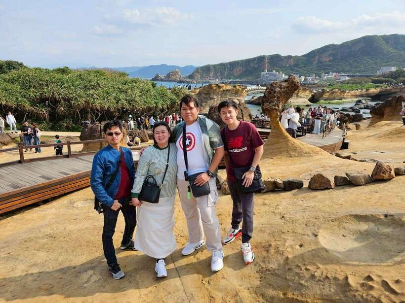 From Taipei: Shifen, Jiufen, and Yehliu Geopark Day Tour - Shifen Old Street and the sky lantern ritual