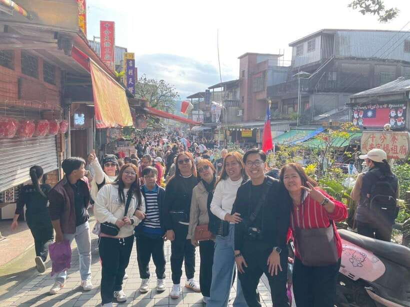 From Taipei: Shifen, Jiufen, and Yehliu Geopark Day Tour - What to bring and how to spend your time
