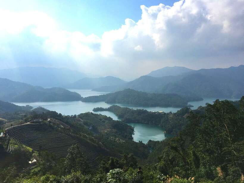 From Taipei: Thousand Island Lake and Pinglin Tea Plantation - Pinglin Old Street as a flexible final stop