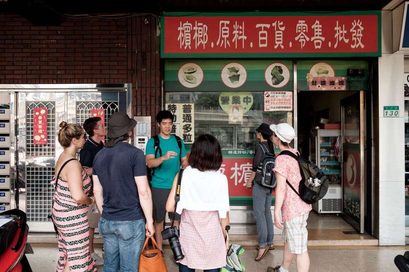 Iconic Food Tour: Local Street Food, Drinks & Sites - Who should book this food walk