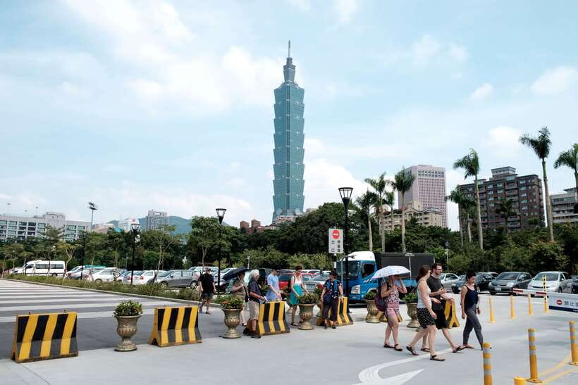 Iconic Food Tour: Local Street Food, Drinks & Sites - The final icy treat