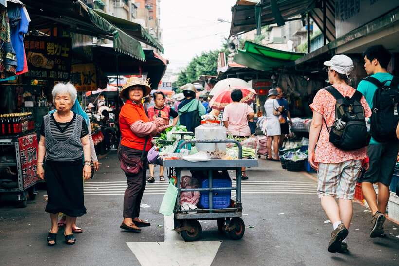 Iconic Food Tour: Local Street Food, Drinks & Sites - Group size, pace, and weather