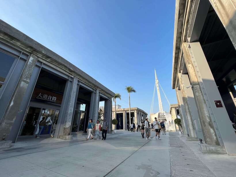 Kaohsiung: Private City Tour with Fo Guang Shan Museum - A private vehicle is the main convenience