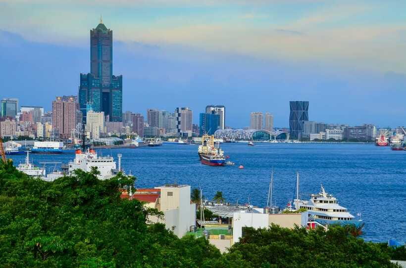 Kaohsiung: Private Walking Tour with a Local - Using the walk to learn Kaohsiung’s transport system