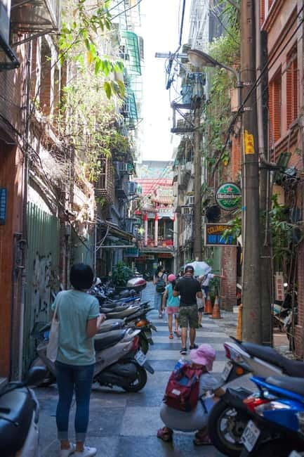 Keelung: Guided Walking Tour with Snacks and Drink - Chenghuang Temple and the everyday role of religion