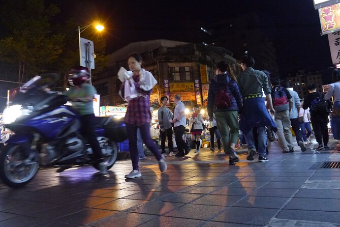 Local Favorites: Taiwan Night Market Food Tour in 2 hours - What the guide adds to the evening