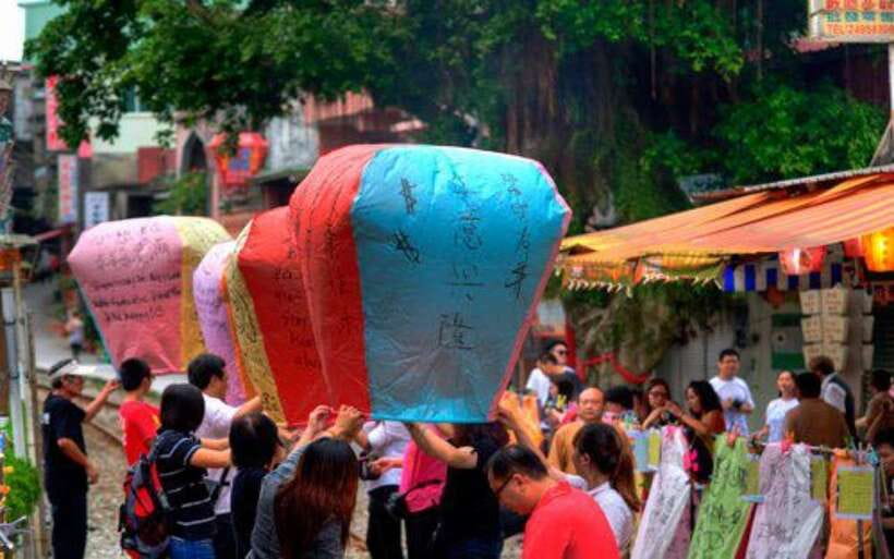 New Taipei: Pingxi Sky Lantern Festival Experience in Shifen - Arriving at Jixiang Sky Lantern on Shifen Old Street