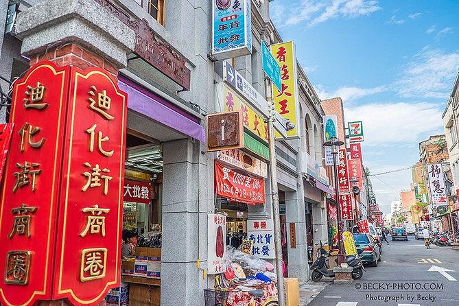 One-Day Historical and Heritage Tour in Taipei - Ninety minutes at Longshan Temple in Wanhua