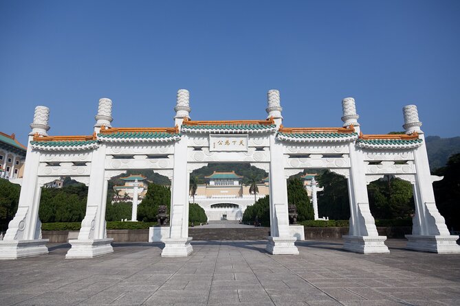 One-Day Historical and Heritage Tour in Taipei - Thirty minutes at Chiang Kai-shek Memorial Hall