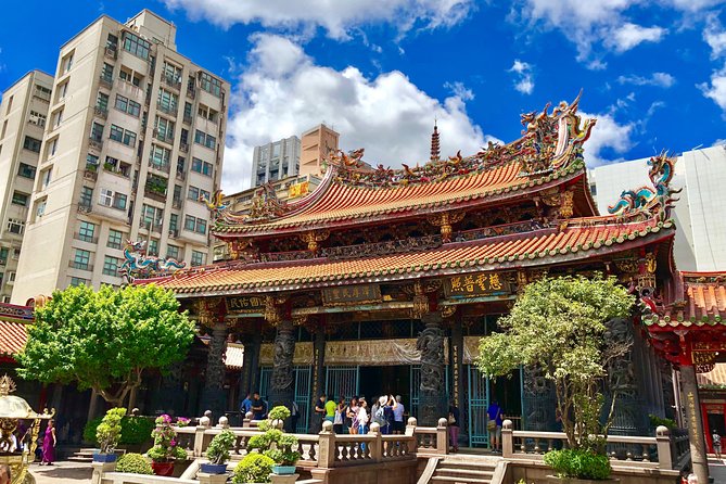 One-day private chartered car tour in Taipei: Yehliu, Jiufen, Pingxi, North Coast popular attractions with chartered car, professional Chinese/English driver - Shifen Waterfall, a short walk with a strong payoff