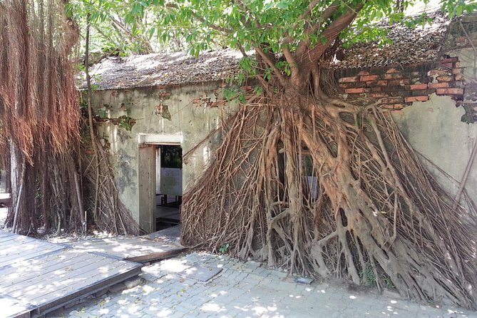 Private 3-Day Southern Taiwan Tour (Tainan, Kaohsiung, Kenting) - Day three: Tainan’s temples, Dutch fort, and banyan-covered warehouse