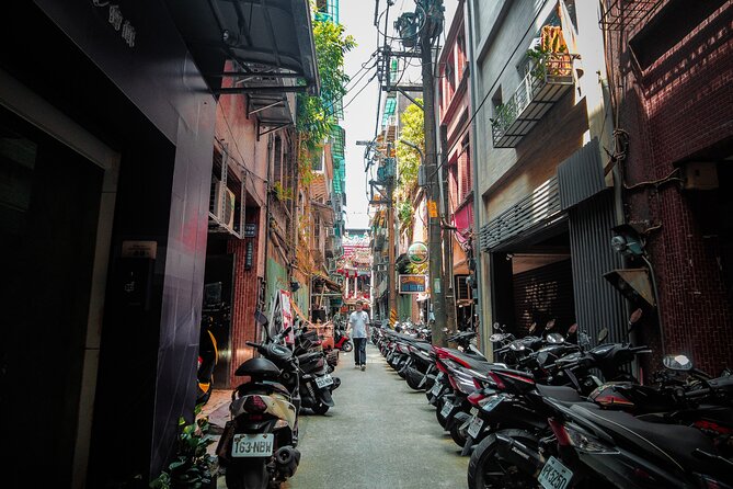 Private Keelung Cultural Walk: Markets, Streets & Local Life - Miaokou Night Market and living folk belief