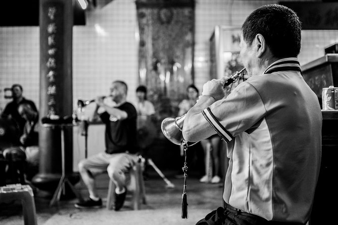 Private Keelung Cultural Walk: Markets, Streets & Local Life - Guide style and what you can ask