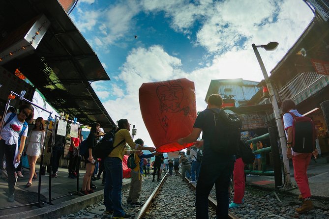 Private Tour to Jiufen, Yehliu Geopark, and Pingxi - The guides make the biggest difference
