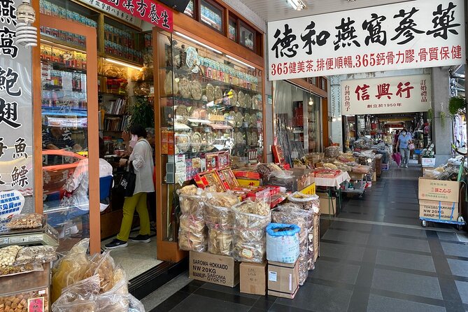 Small-Group: Classic Taipei Landmarks Day Tour - North Gate and the old city route