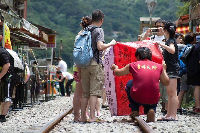 Small-Group Tour: Jiufen, Yehliu Geopark, and Shifen from Taipei - Jiufen Old Street: atmosphere, food, and crowds