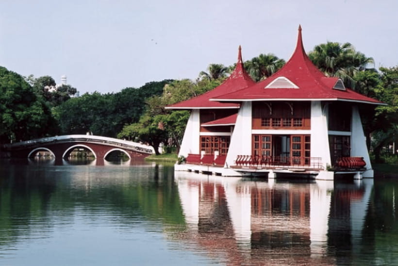 Taichung City: Sightseeing Walking Tour with a Local Guide - Fengjia Night Market after dark