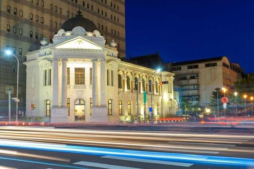 Taichung City: Sightseeing Walking Tour with a Local Guide - What the private format is worth at $76