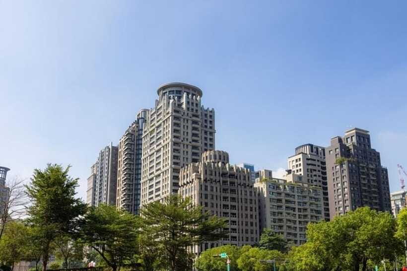 Taichung City: Sightseeing Walking Tour with a Local Guide - The guide can make or break the morning
