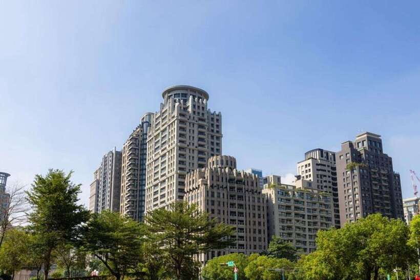 Taichung City: Sightseeing Walking Tour with a Local Guide - The National Taichung Theater in 20 minutes