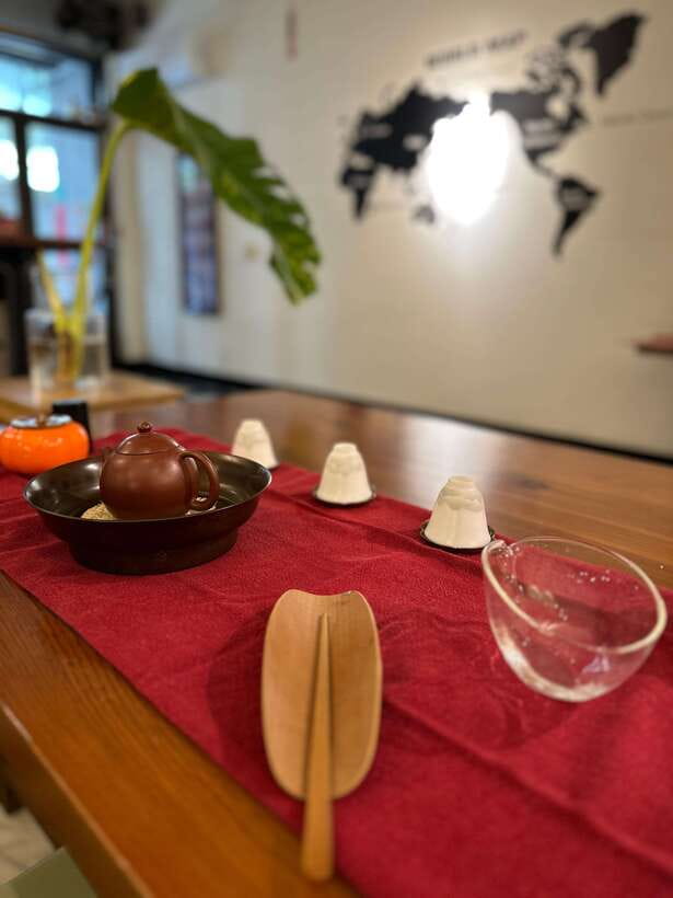 Tainan Culture Trip: Chinese Tea Ceremony_Oolong Tea - A small Tainan house with a serious tea table