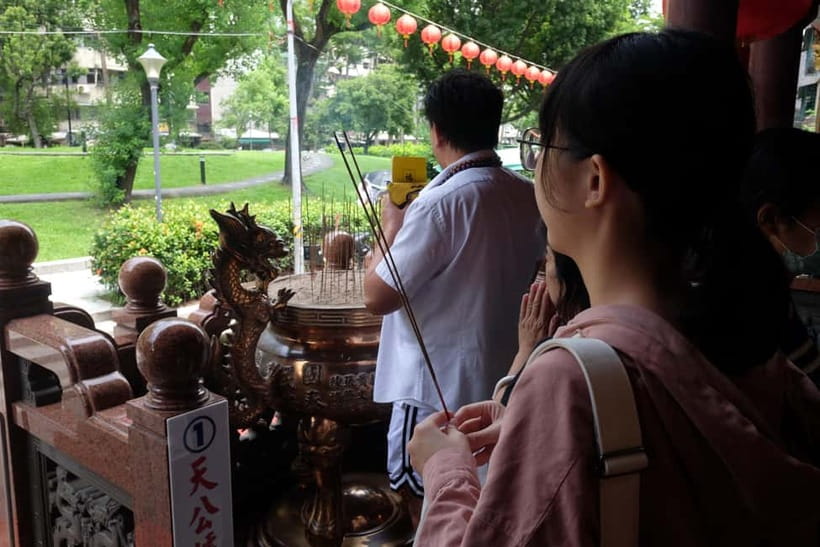 Taipei: 4-Hour Morning City Cycling Tour with Breakfast - DiHua Historical Street and Xiahai Temple