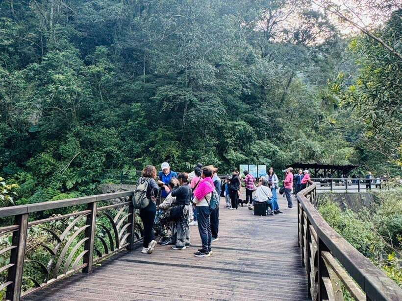 Taipei: 8 Hours Private Day Tour in Wulai with Benz Vito - Timing, fitness, weather, and practical planning