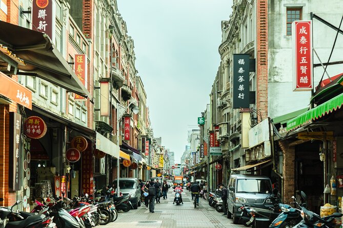 Taipei: Book A Private Local Host For 6 Hrs Customized Experience - Street food, pork belly buns, and bubble tea