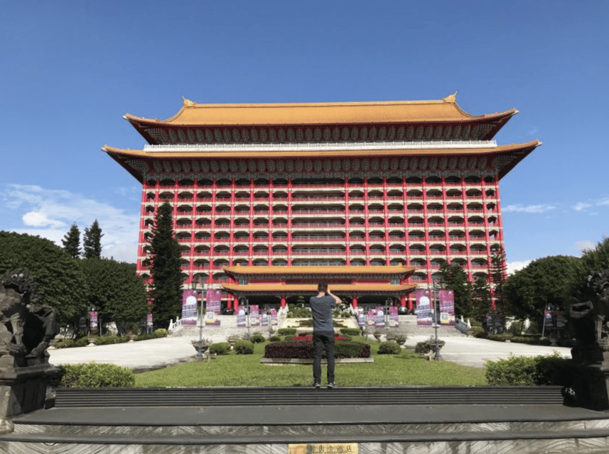 Taipei: City Highlights Private Sightseeing Tour with Guide - One hour inside the National Palace Museum