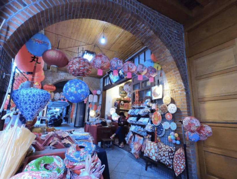 Taipei: City Highlights Private Sightseeing Tour with Guide - Lunch at a local restaurant