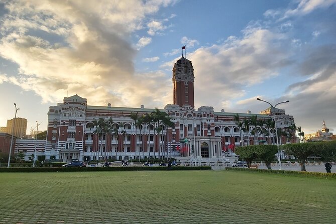 Taipei City Morning Tour with National Palace Museum entry - Longshan Temple: a living place of worship