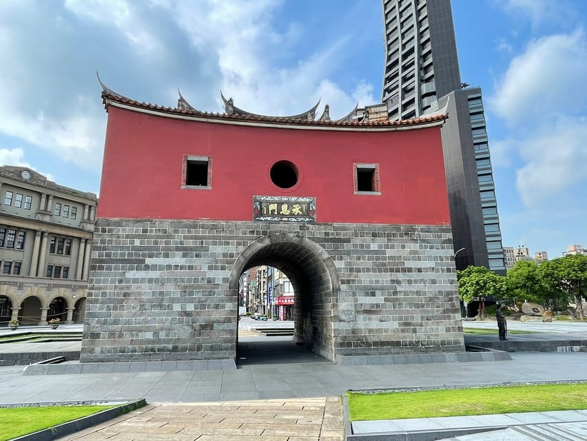 Taipei: Classic Landmarks Day Tour - Meeting point, pickup choices, and the $65 value