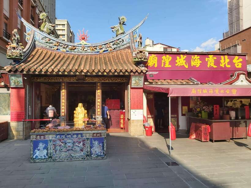 Taipei: Classic Landmarks Day Tour - Lungshan Temple: a living place of worship