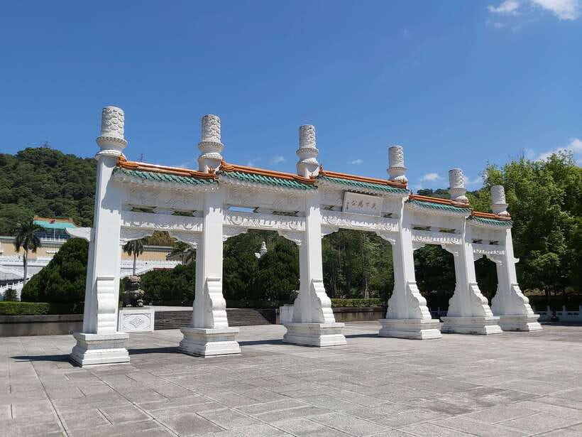 Taipei: Classic Landmarks Day Tour - Guides, vehicles, and the level of personal attention
