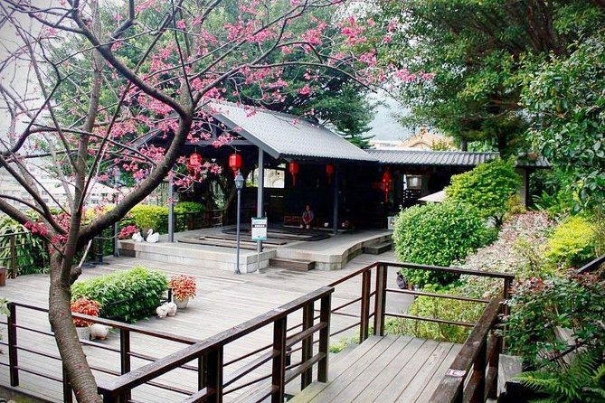 Taipei Day Tour including Taipei 101, Din Tai Fung and Hot Spring Experience - How the private vehicle changes the day