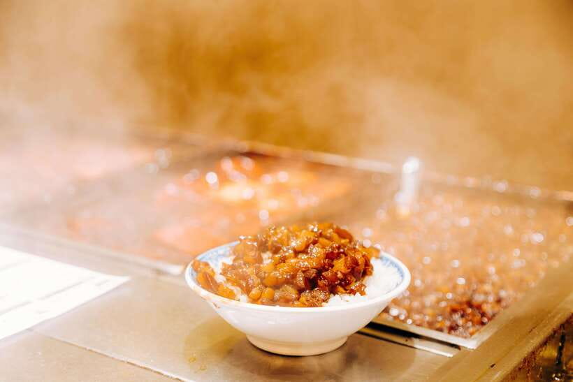 Taipei: Food Tours w/ Top 10 Taiwan Food (Breakfast/Dinner) - Bubble tea explained instead of simply served