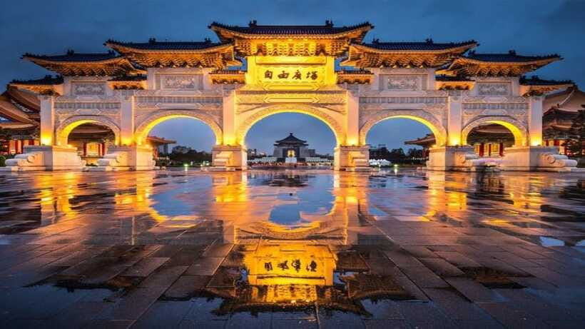 Taipei: Highlight Attractions Walking Tour - Chiang Kai-shek Memorial Hall in 30 minutes
