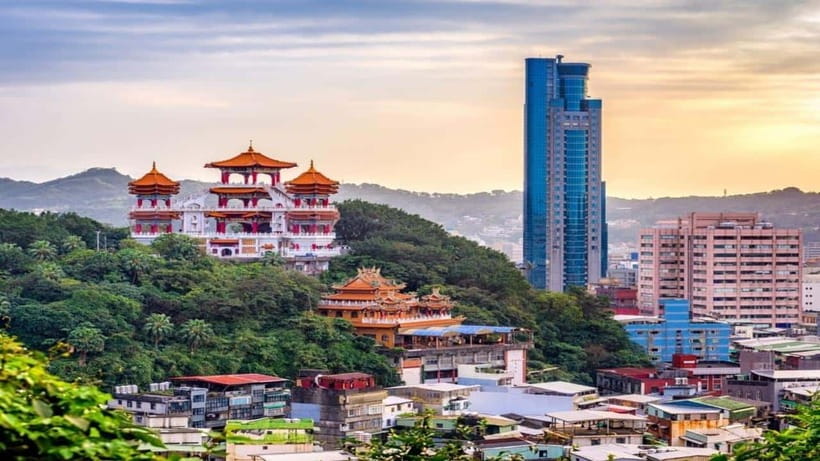 Taipei: Highlight Attractions Walking Tour - The guides and language choices