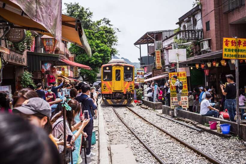 Taipei: Jiufen Night View and Shifen Day Tour - Shifen Old Street and the sky lantern ritual